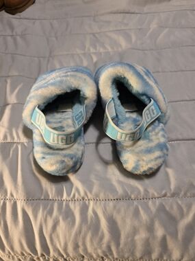 UGG Kids Blue Tie-Dye Fluffy One-Piece Slippers